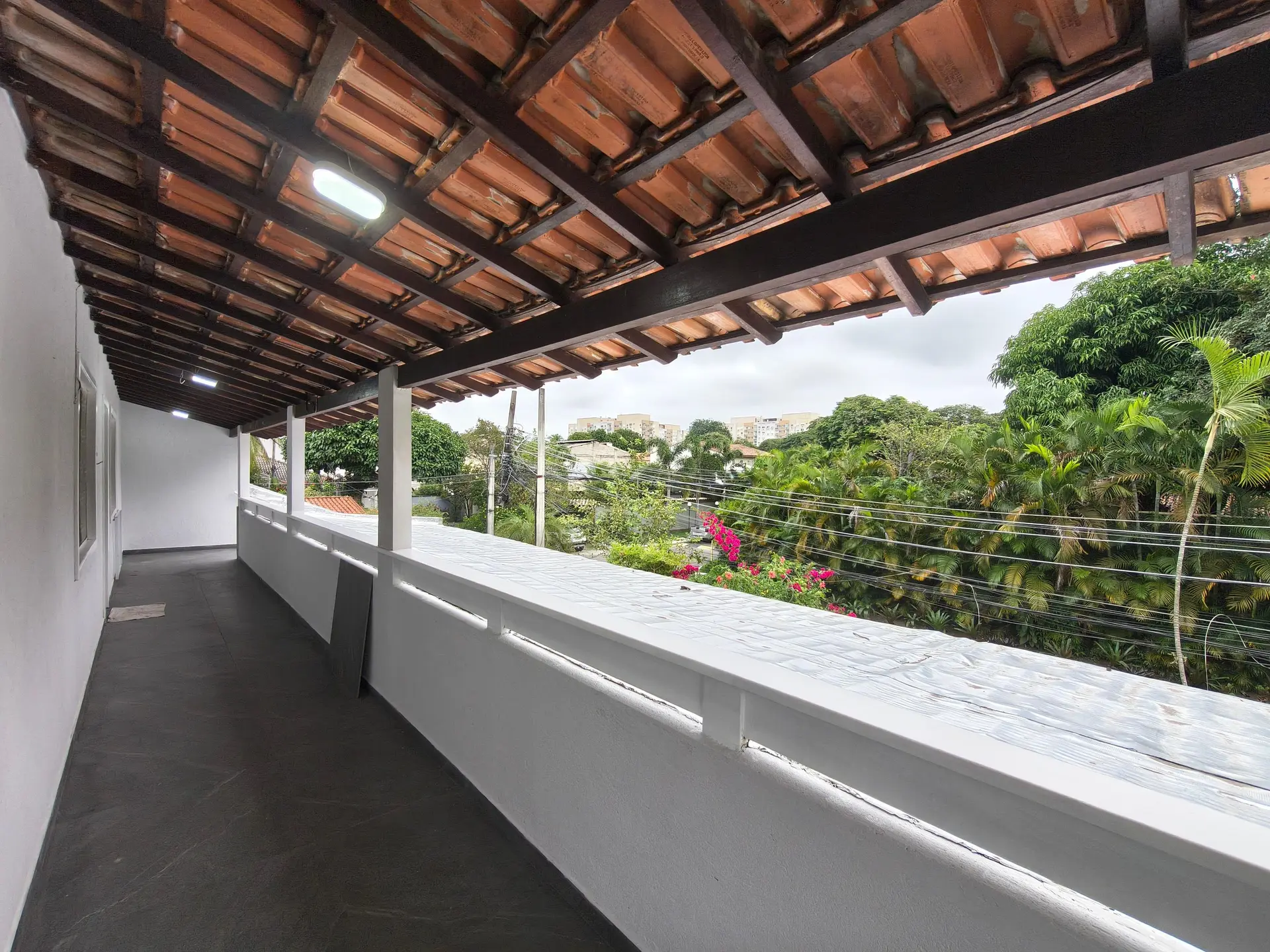 House with 3 bedrooms and an enclosed balcony — photo 40