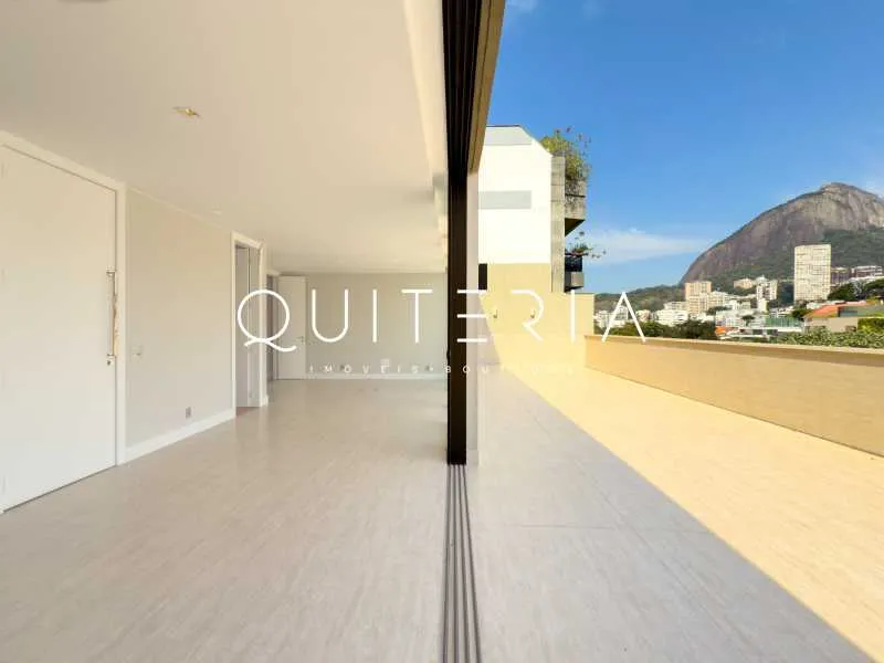 Penthouse apartment with 4 bedrooms and a balcony — photo 12