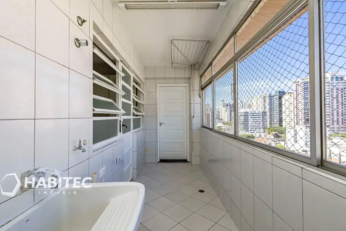 4-bedroom apartment with 2 bathrooms and a balcony — photo 39