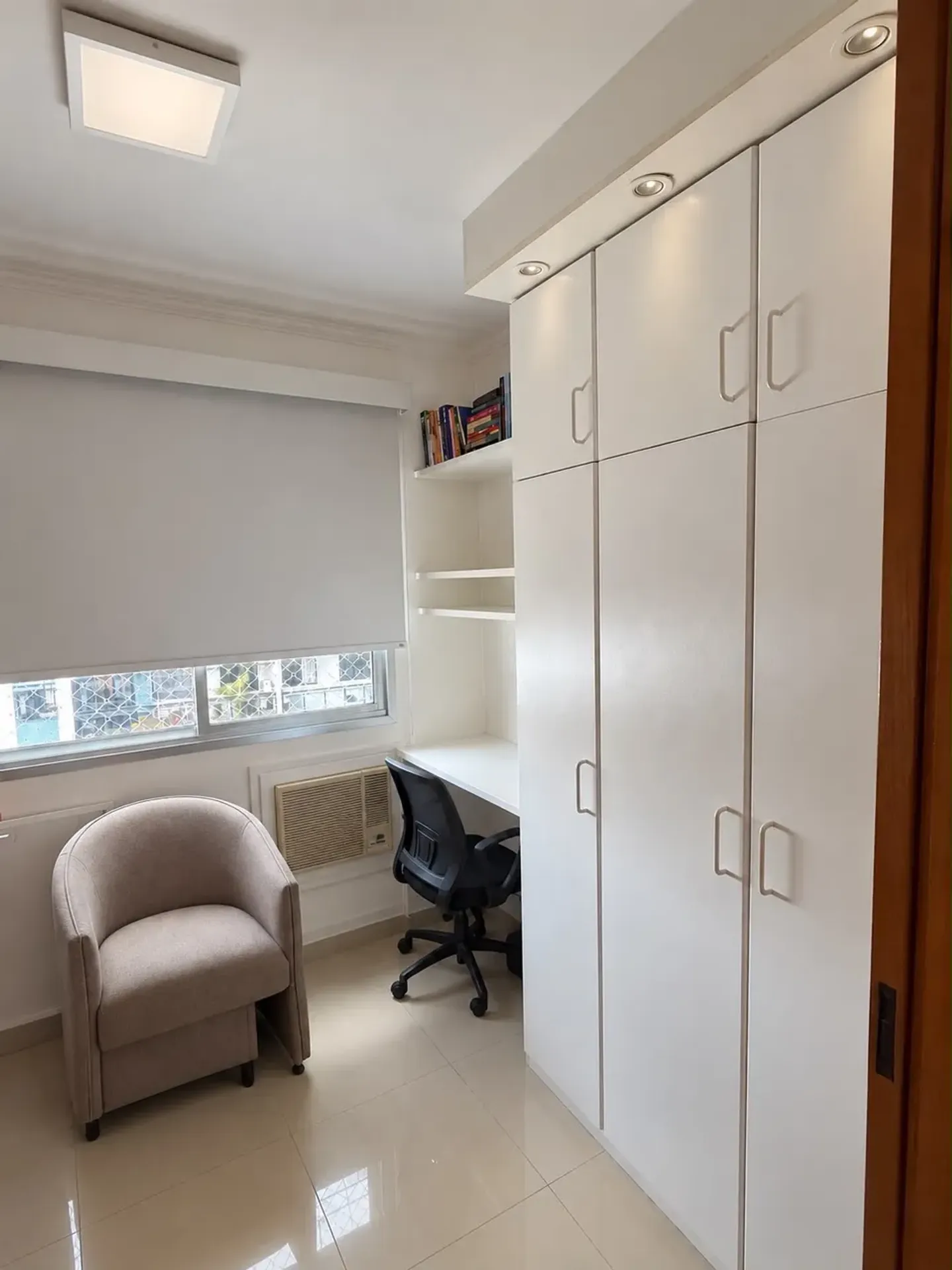 3-bedroom apartment in a building with a gym — photo 6