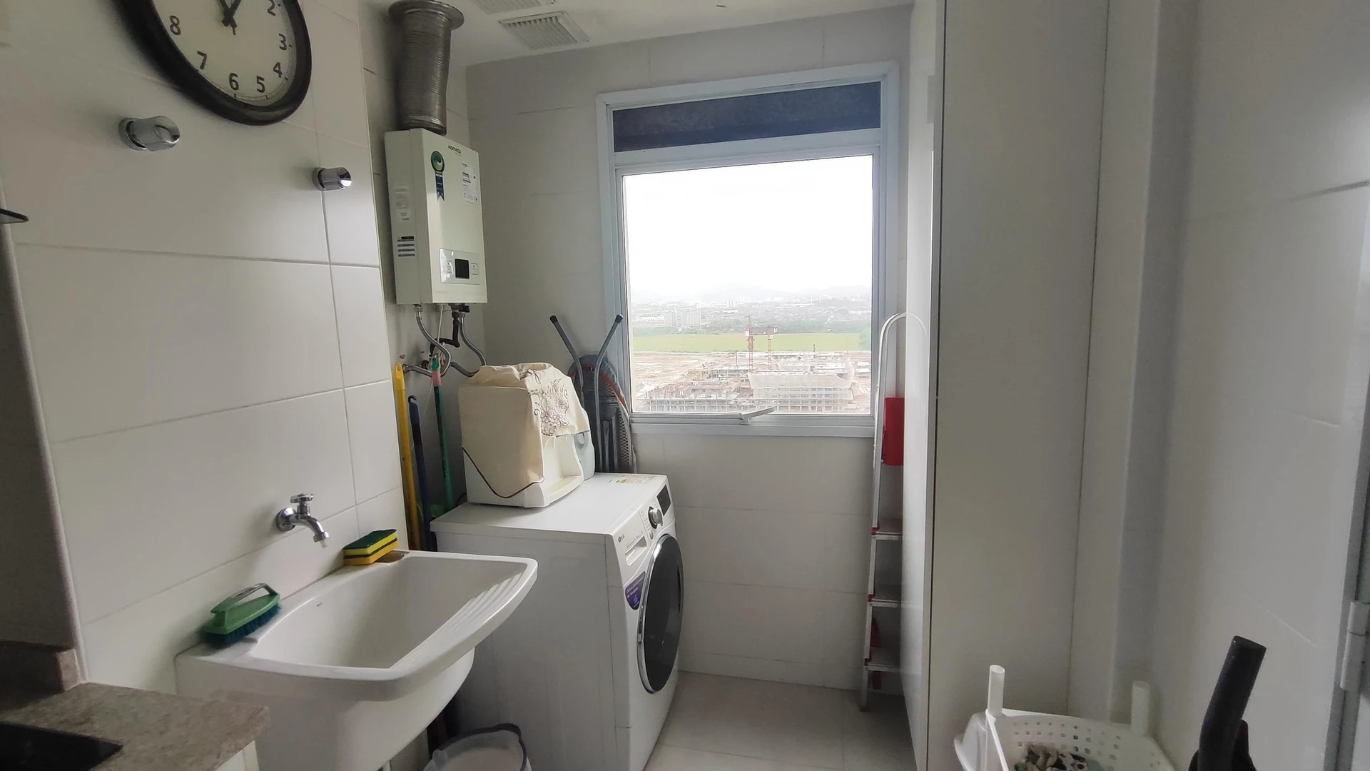 3-bedroom apartment with a glass-enclosed balcony — photo 3