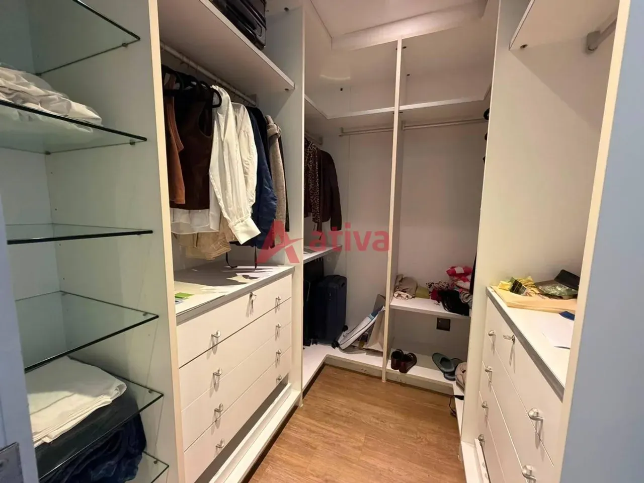 Furnished apartment with 4 bedrooms and an open-plan kitchen — photo 24