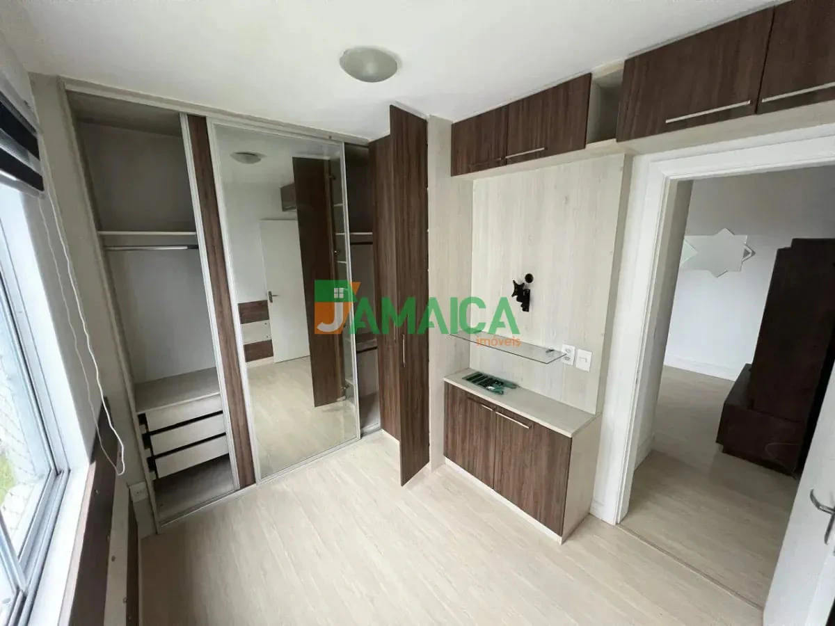 Apartamento de 2 quartos com piso de madeira ou laminado — photo 2
