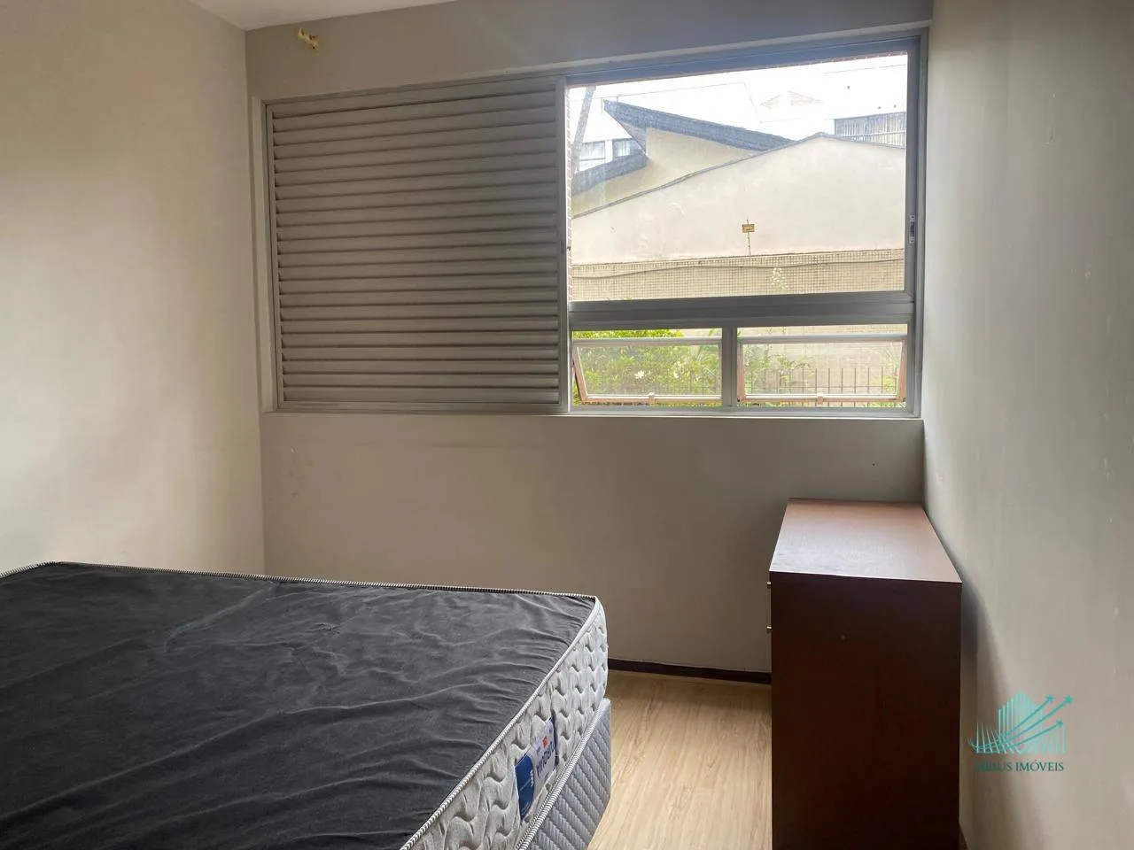 4-bedroom apartment with enclosed glass balcony — photo 13