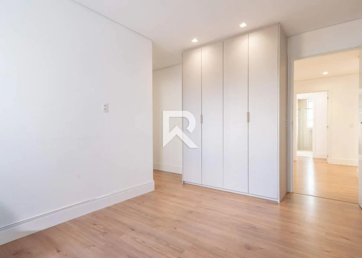 255 m² apartment with a bathtub and a walk-in closet — photo 28