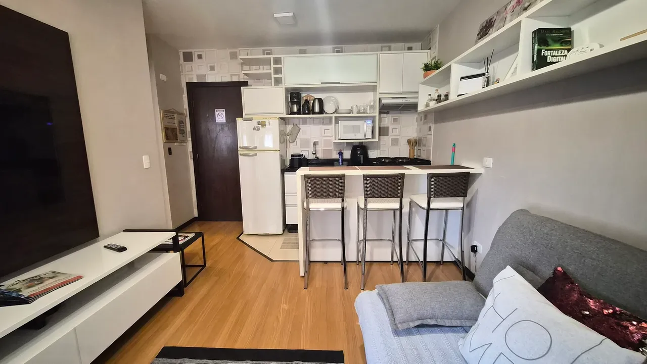 Apartamento mobiliado de 1 quarto com cozinha integrada — photo 2