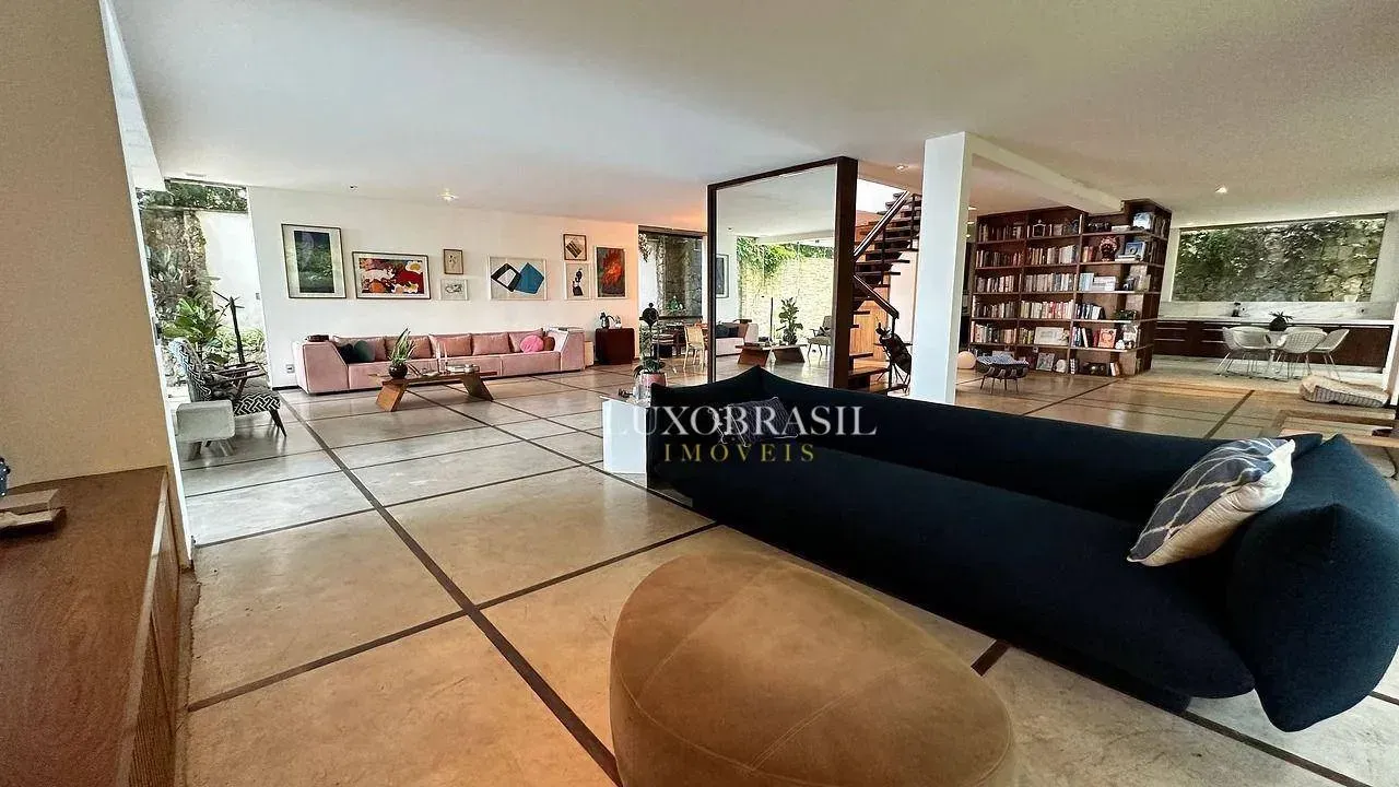 Furnished house with 4 bedrooms and balcony grill