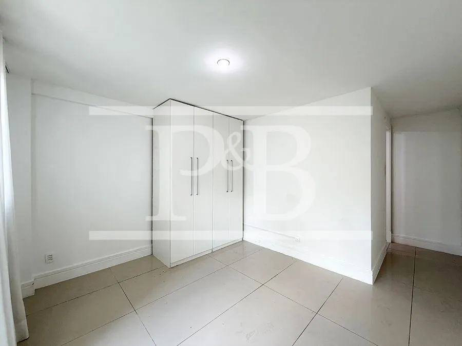 4-bedroom 300 m² apartment with a balcony — photo 7