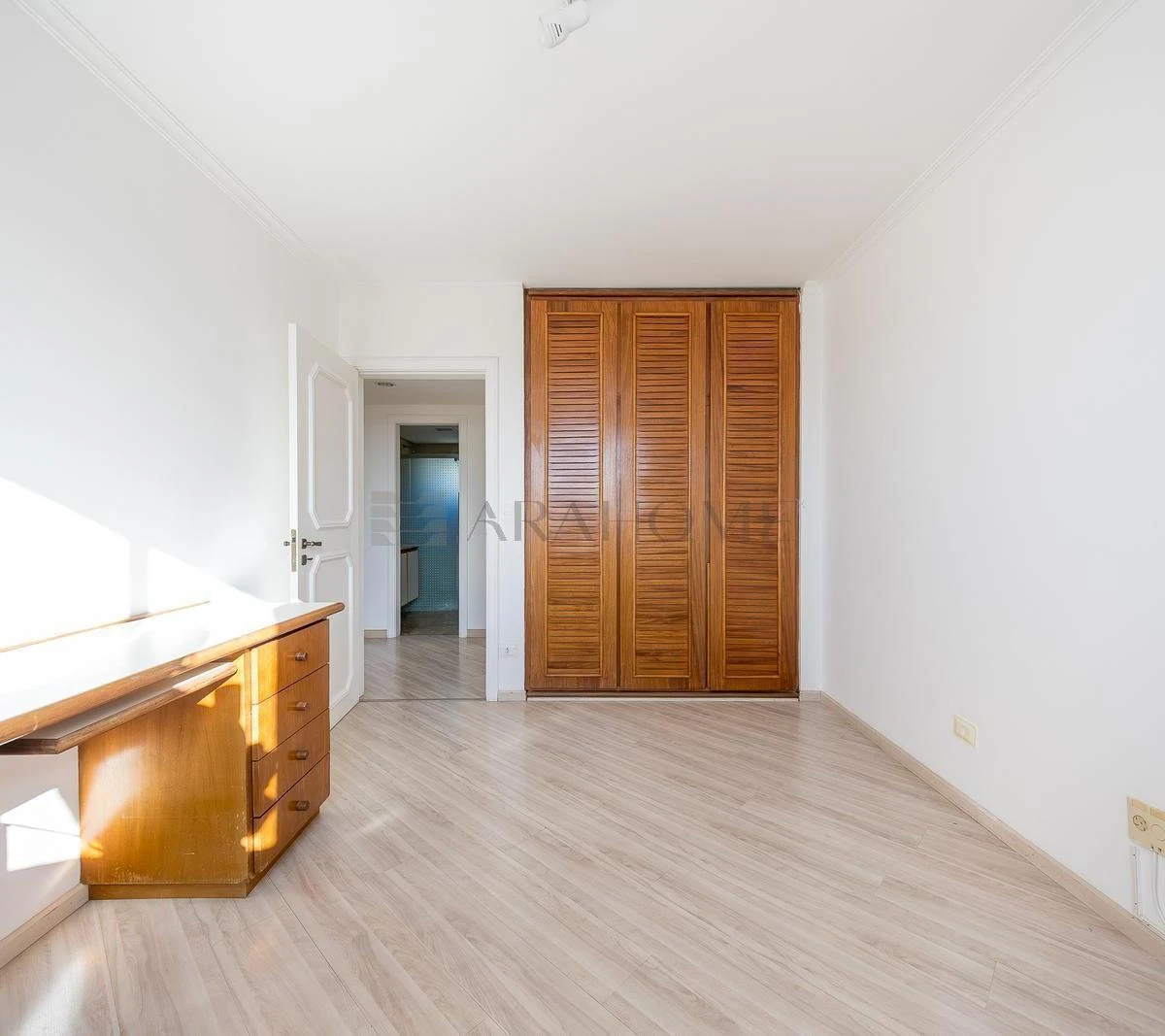 4-bedroom apartment with a bathtub in Curitiba — photo 38