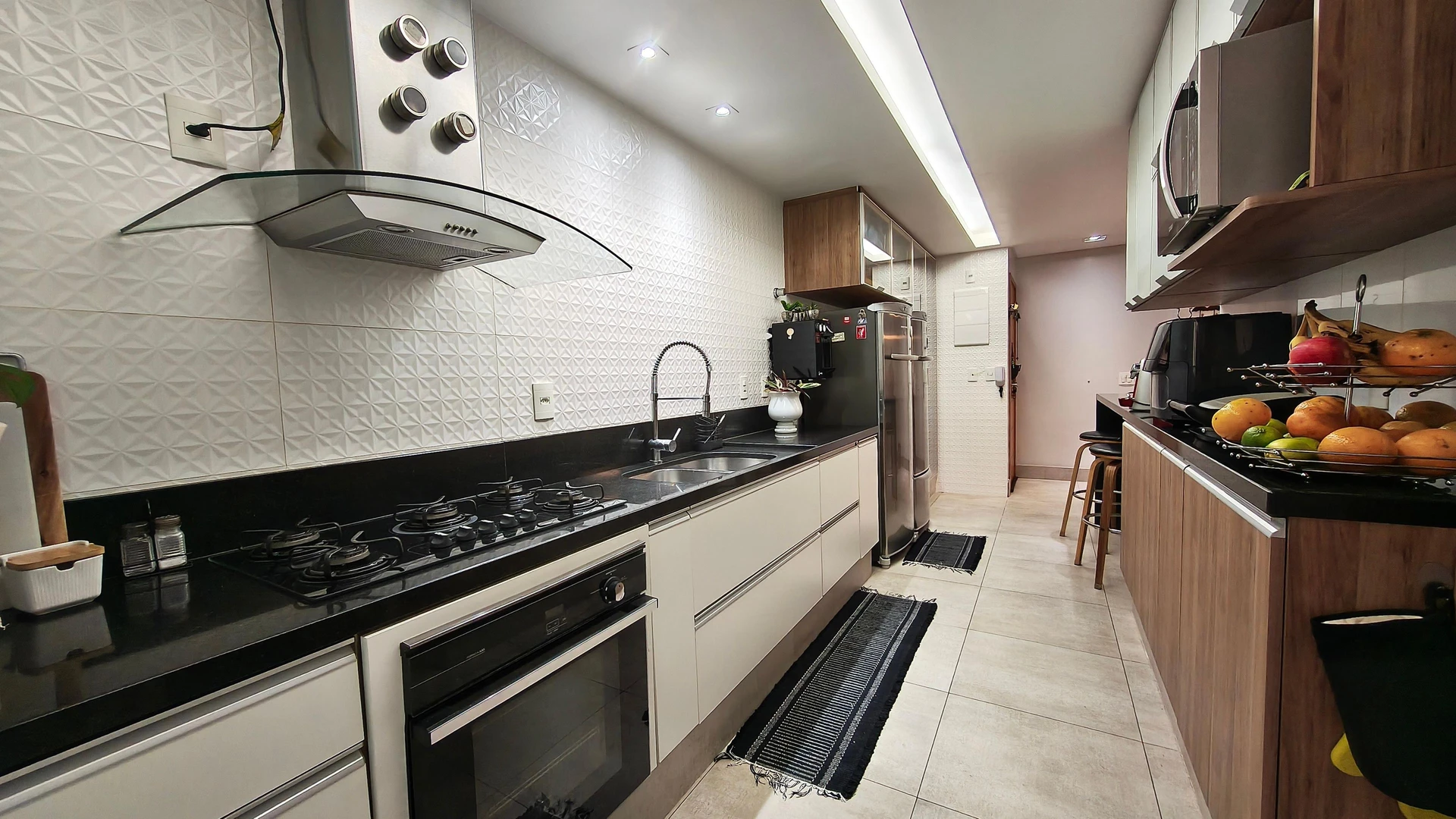Furnished apartment, 160 m², with a glass-enclosed balcony — photo 25