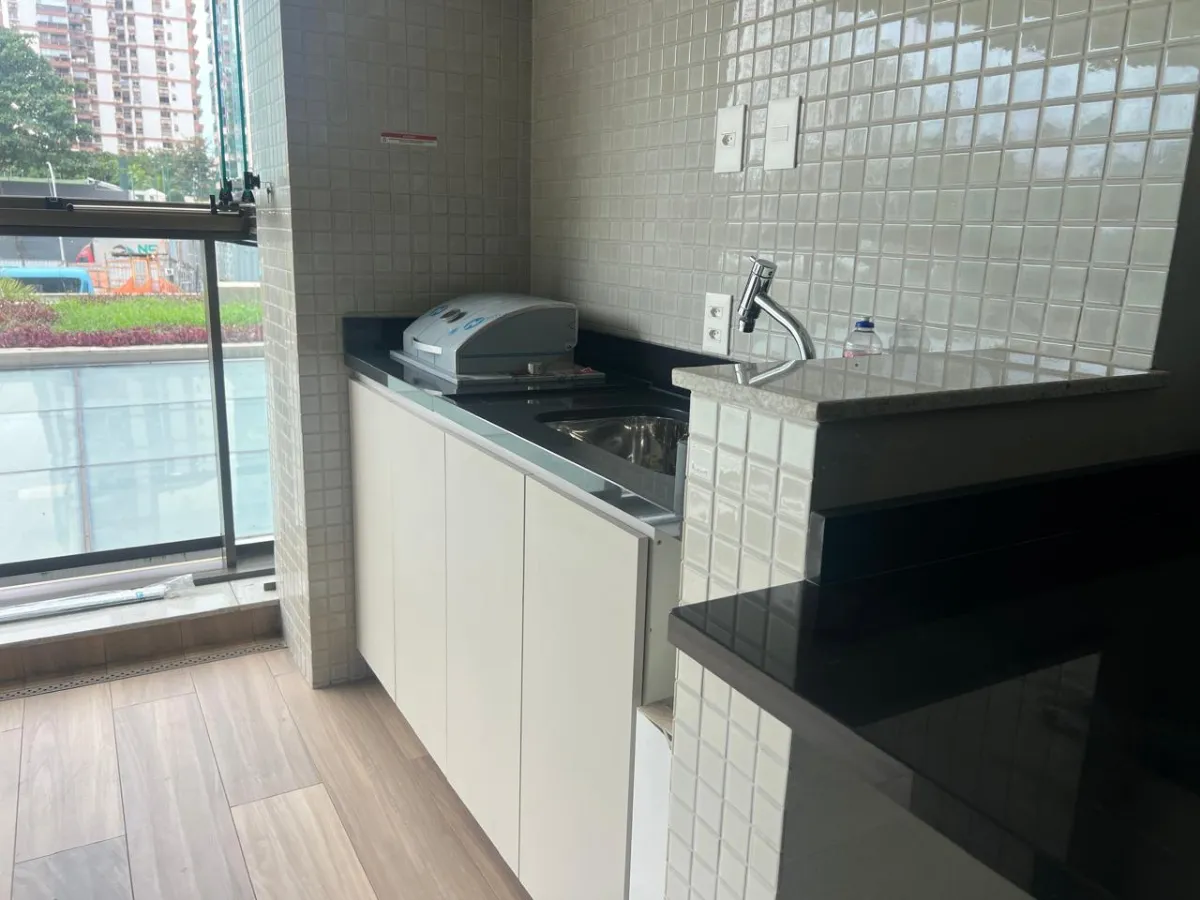 Glass-enclosed balcony in a 3-bedroom apartment, 98 m² — photo 23