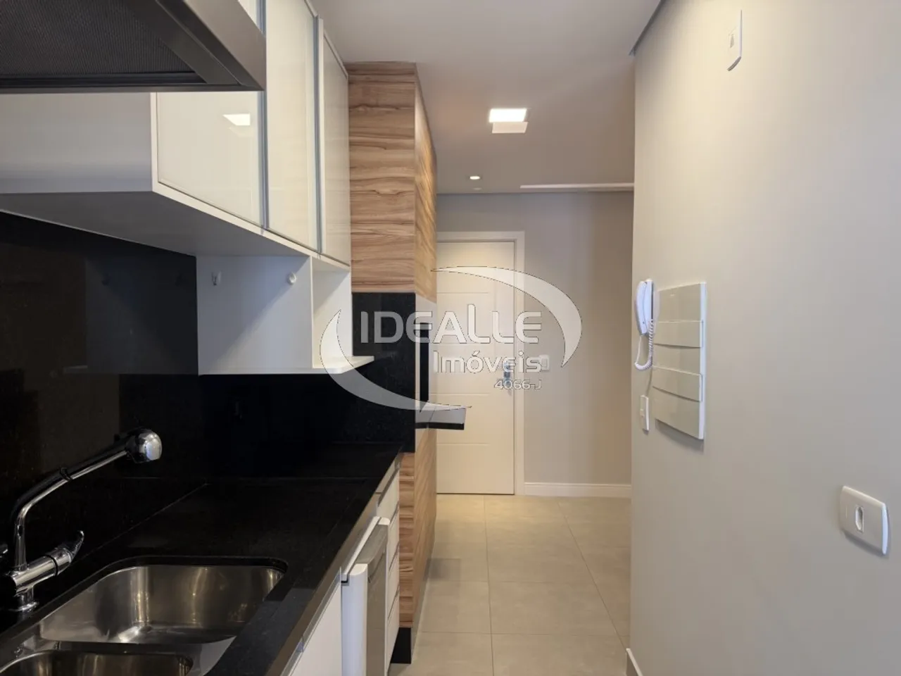 Apartment with 2 bedrooms and a glass-enclosed balcony — photo 13