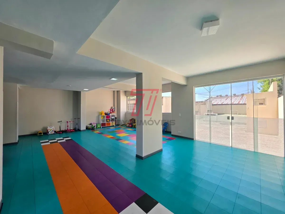 Apartamento de 3 quartos com piso de madeira na sala — photo 41