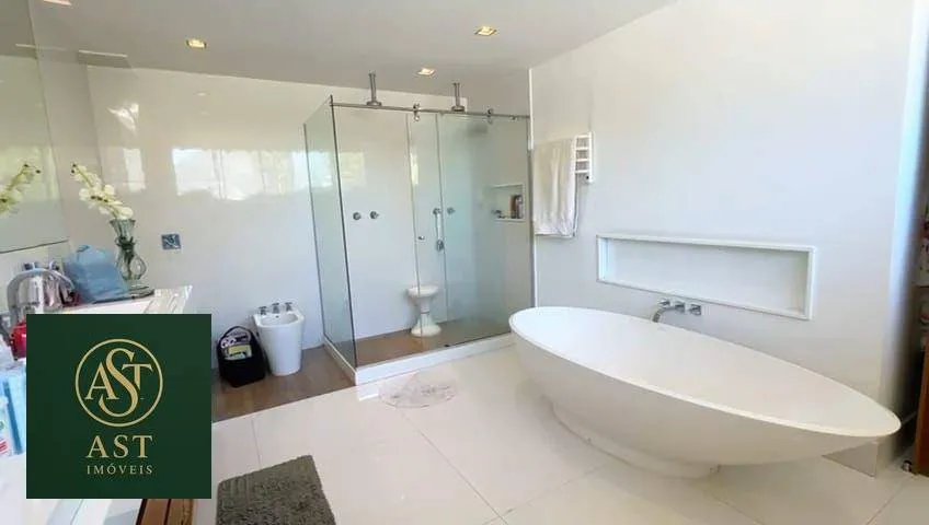 686 m² house with floor-to-ceiling windows and a bathtub — photo 48