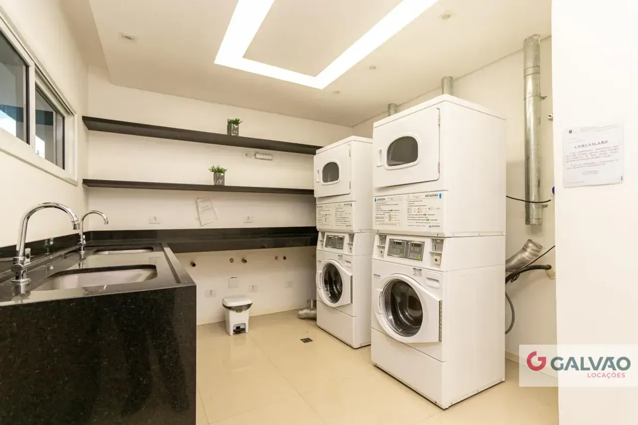 Furnished 1-bedroom apartment with open-plan kitchen — photo 13