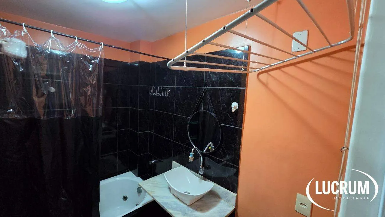 Apartamento de 1 quarto com banheiro e banheira — photo 2
