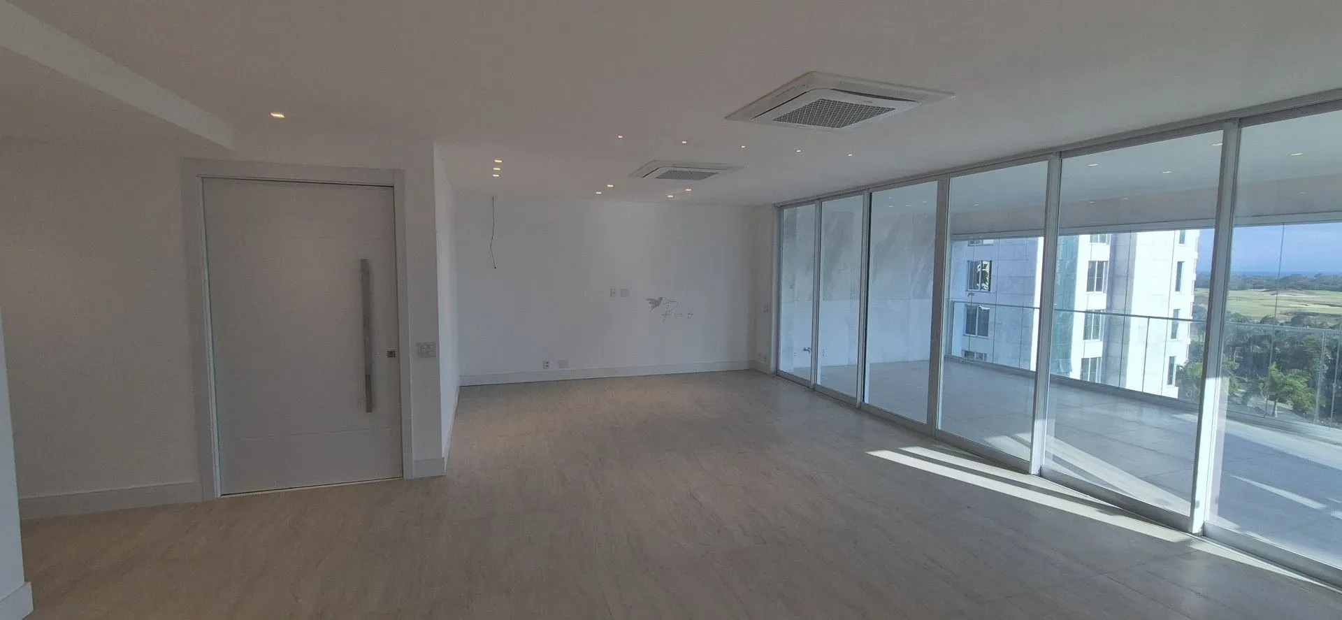 Unfurnished 4-bedroom apartment with closed kitchen — photo 20