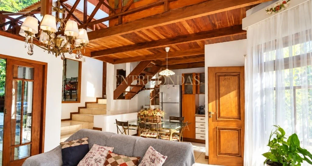 4-bedroom house with a bathtub in Florianópolis