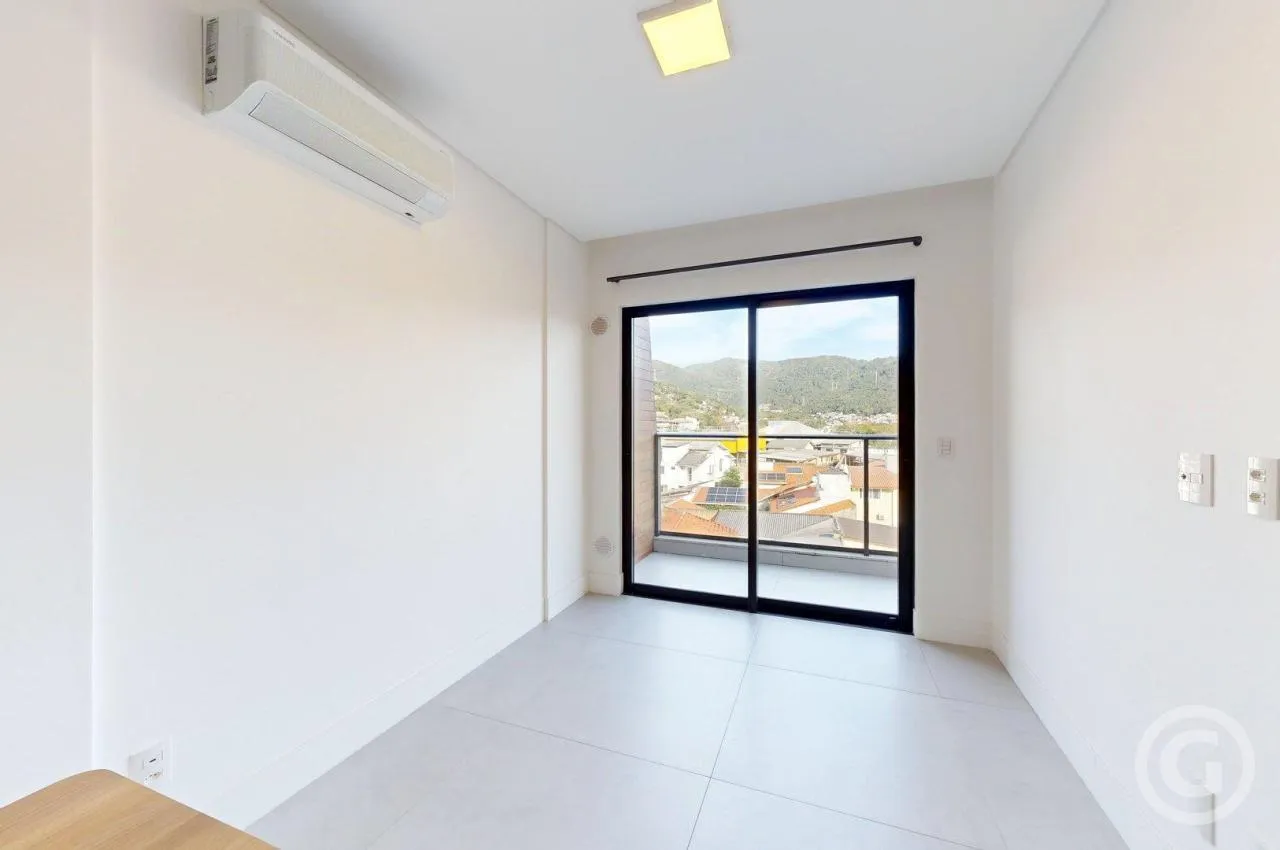 Apartment with 2 bedrooms and a glass-enclosed balcony — photo 4