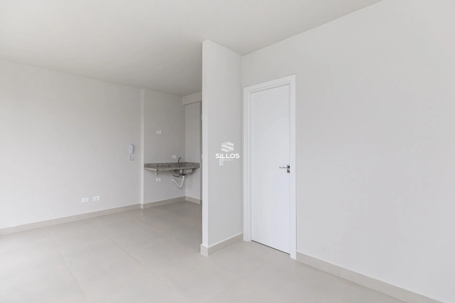 One-bedroom apartment in a building with a gym — photo 3