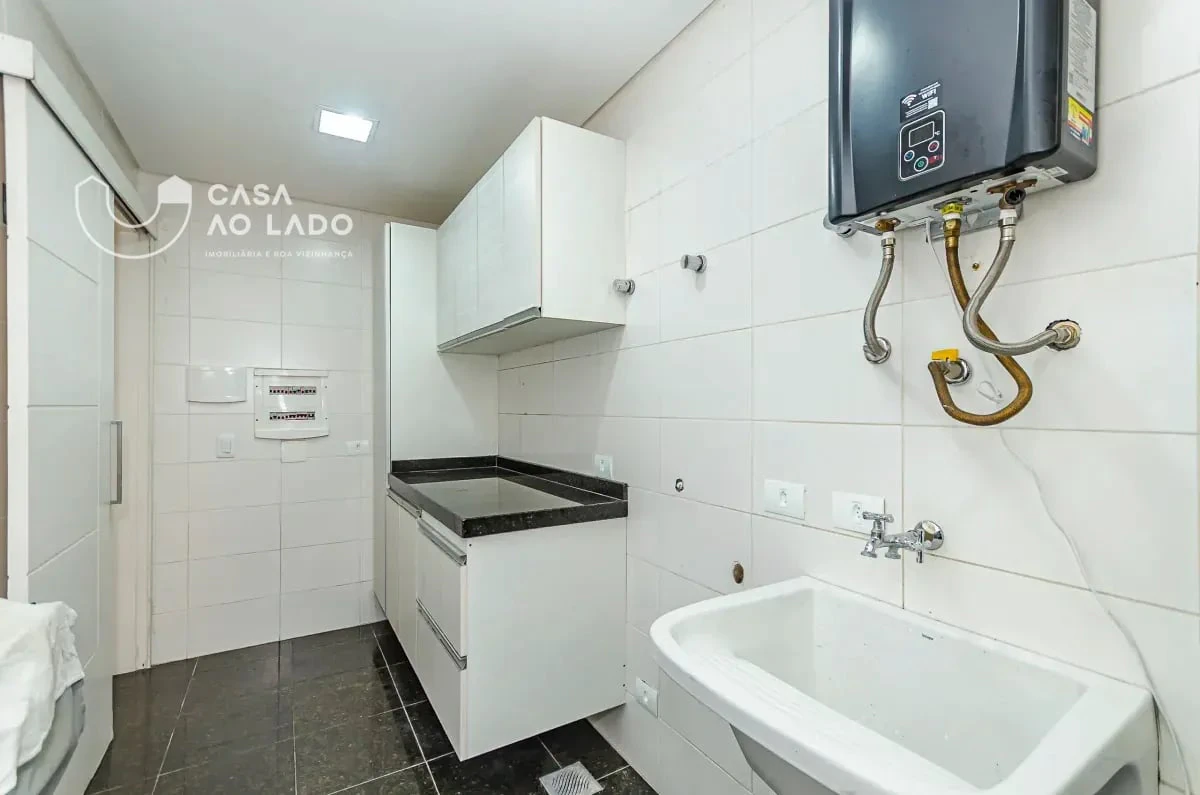Balcony with a grill in a 3-bedroom house, 264 m² — photo 27