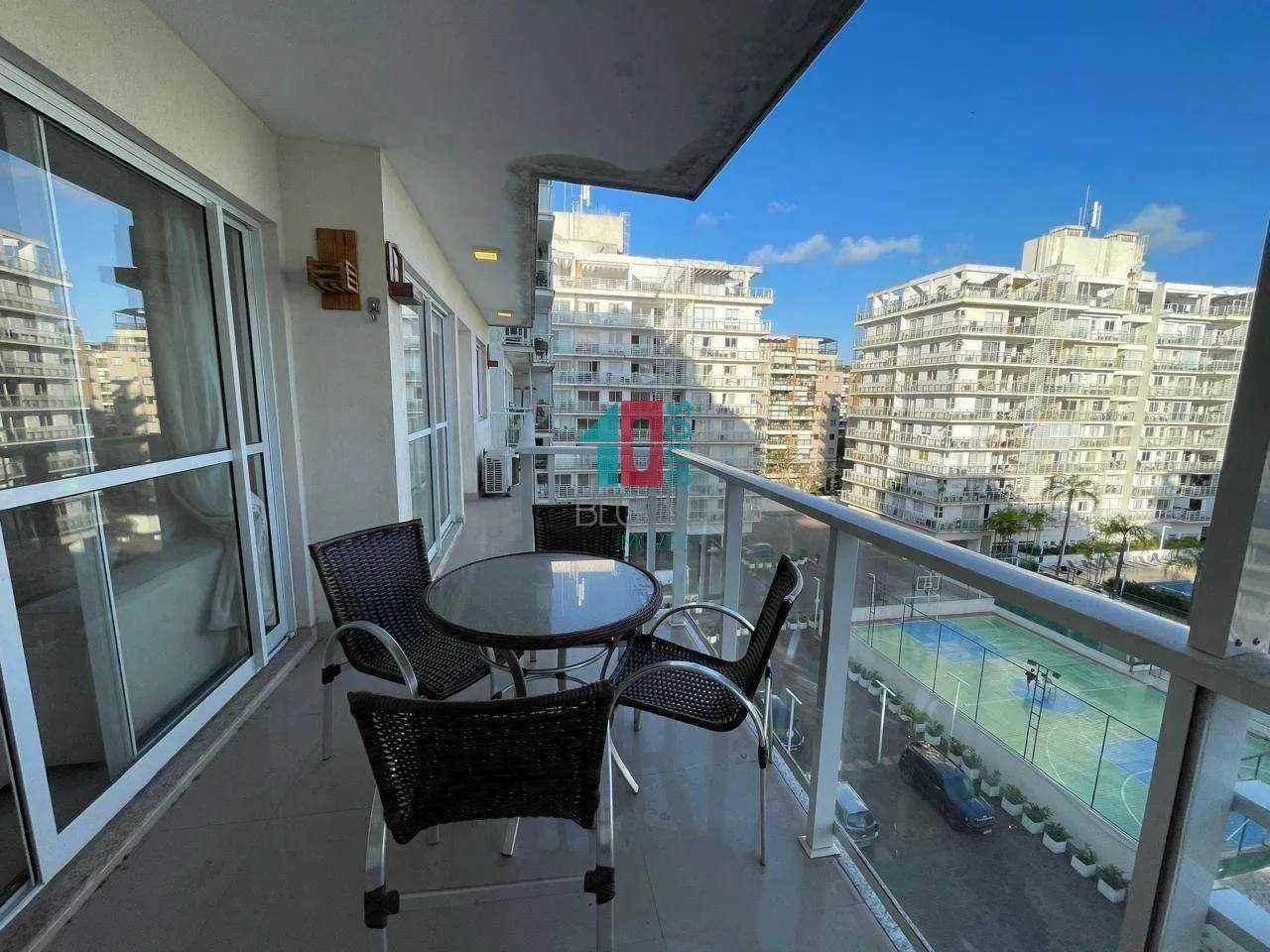 Furnished apartment, 91 m², with a glass-enclosed balcony — photo 9