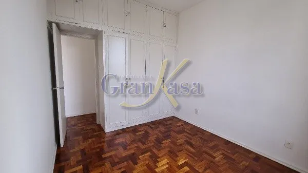 One-bedroom apartment with a mountain view — photo 5