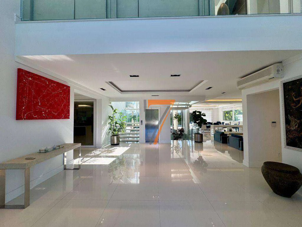 Casa com 8 dormitórios e 995 m² com área de piscina — photo 2