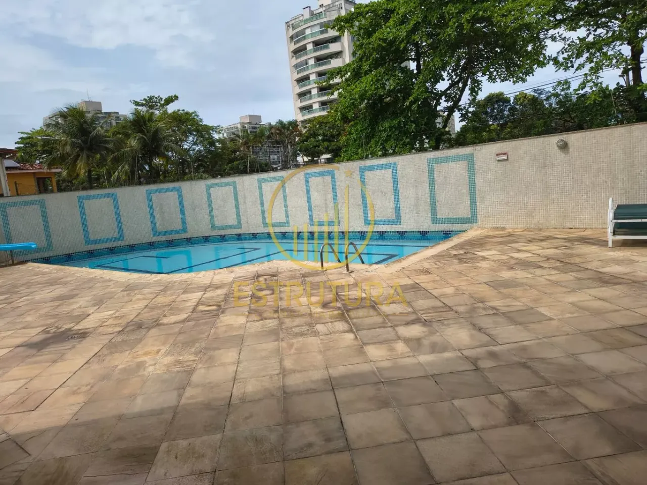 4-bedroom apartment with enclosed glass balcony — photo 13