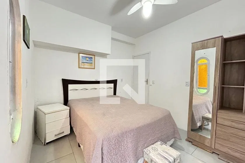 1-bedroom apartment with a glass-enclosed shower — photo 3