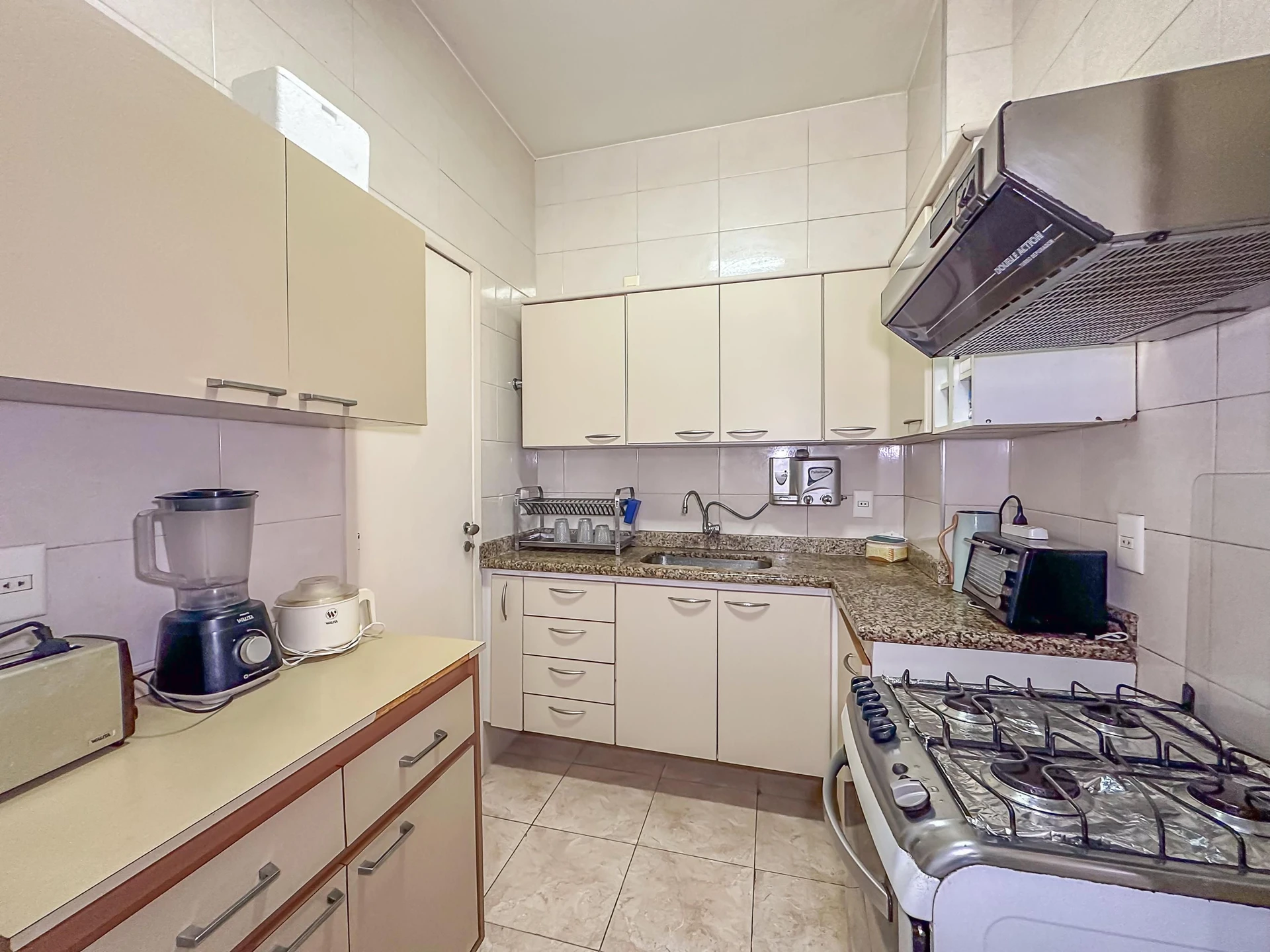 Apartamento mobiliado com 2 quartos e 1 banheiro — photo 2