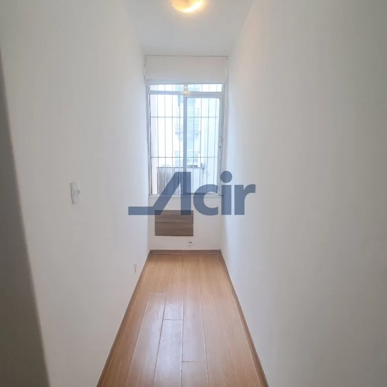 Wood or laminate floors in a one-bedroom apartment, 39 m²