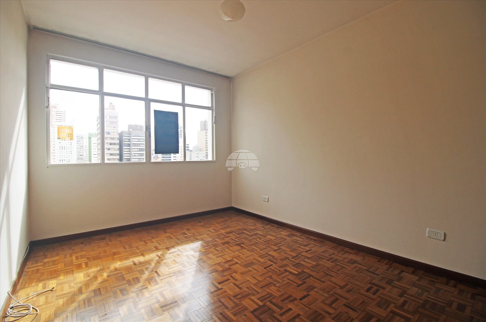 2-bedroom apartment with wood or laminate floors in Curitiba — photo 4