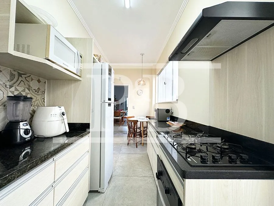 2-bedroom, 2-bath apartment with a separate kitchen — photo 27