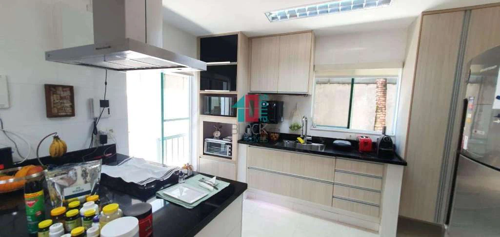 Condominium house with 4 suites and a home office desk — photo 13