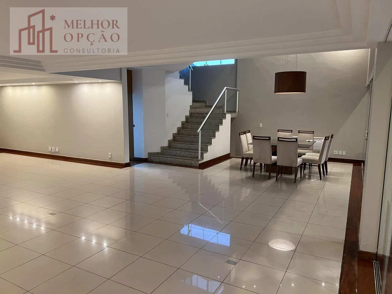 Будинок 650 м² з гардеробною та балконом із грилем — photo 21