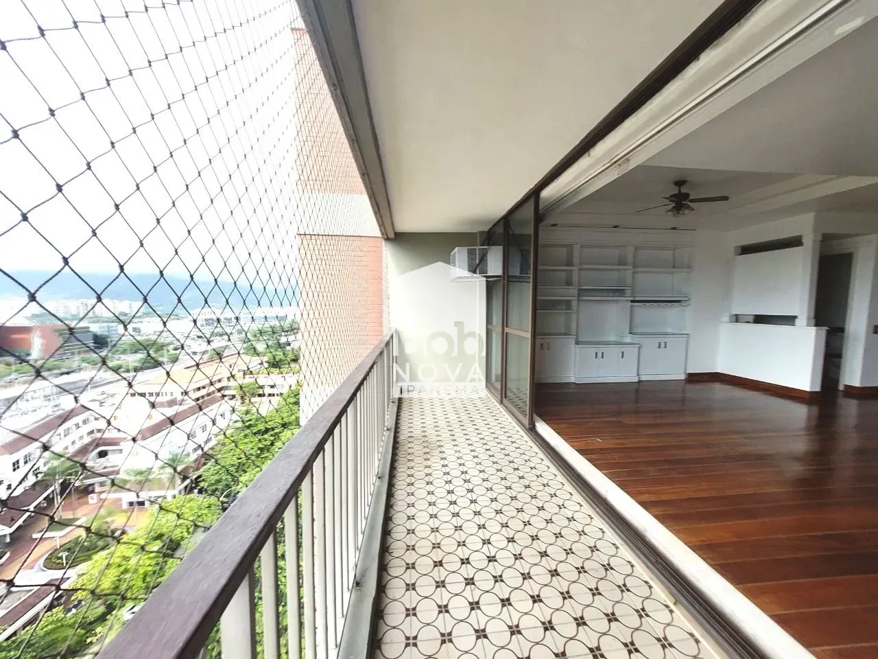 Unfurnished 161 m² apartment with a closed kitchen — photo 15