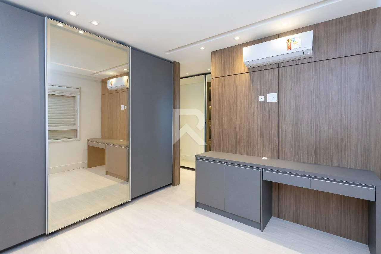 159 m² apartment with 4 bedrooms and a glassed-in balcony — photo 24