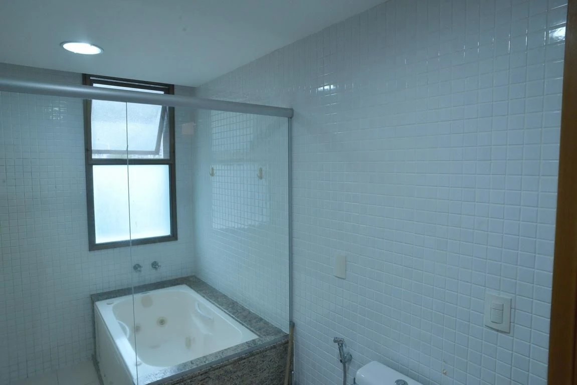Jacuzzi in a 4-bedroom apartment, 233 m² — photo 68