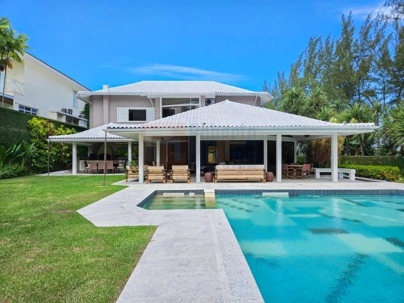 832 m² house with 6 bedrooms and an open-plan kitchen — photo 10