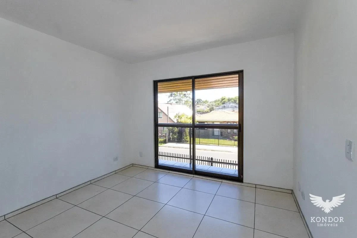 Walk-in closet in a 3-bedroom house, 184 m² — photo 20