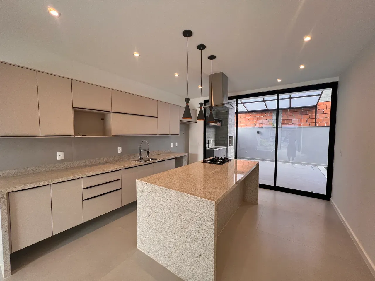 House, 330 m², with floor-to-ceiling windows — photo 2