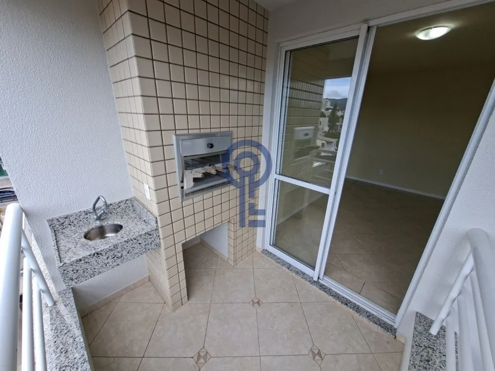 Balcony with a grill in a 2-bedroom apartment, 71 m² — photo 5