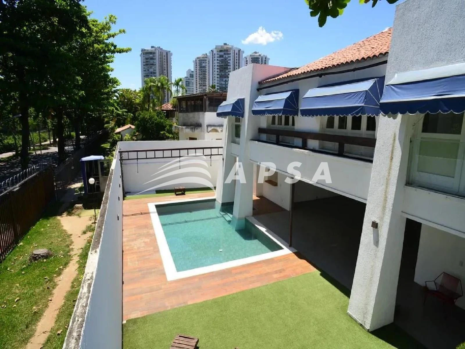 4-bedroom house with a private pool — photo 13