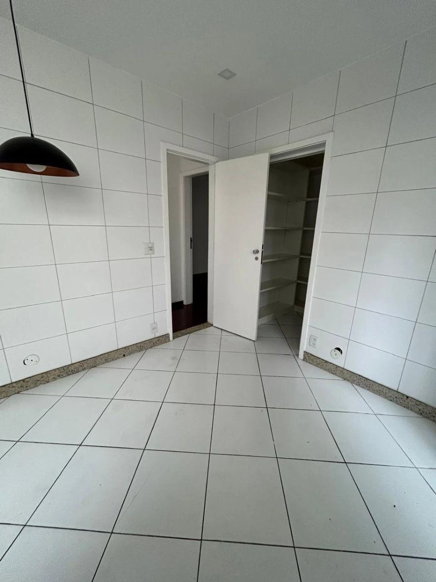 4-bedroom apartment with a walk-in closet — photo 48