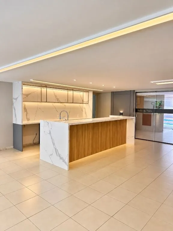 4-bedroom apartment in a building with a pool — photo 2