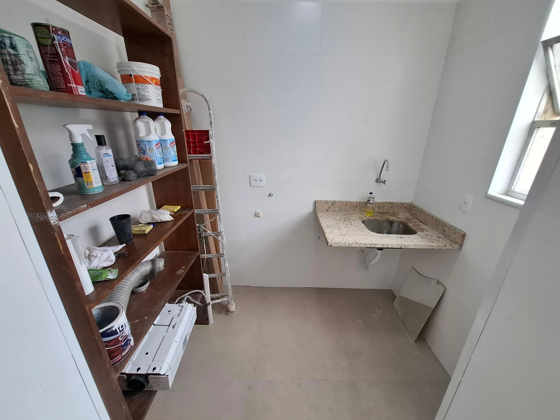 One-bedroom apartment with wood or laminate floors — photo 25