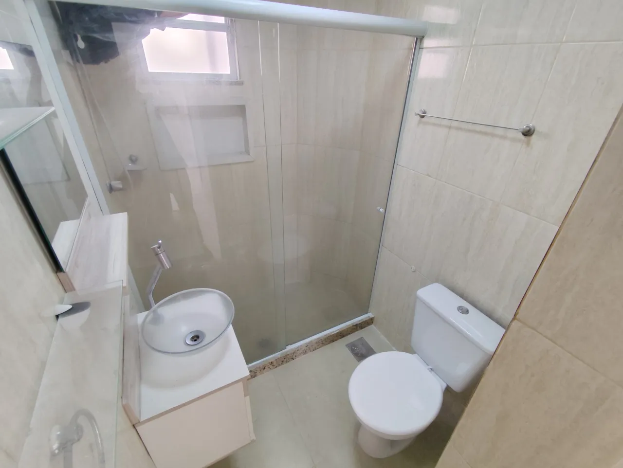 Apartment with 2 bedrooms and a glass shower enclosure — photo 4