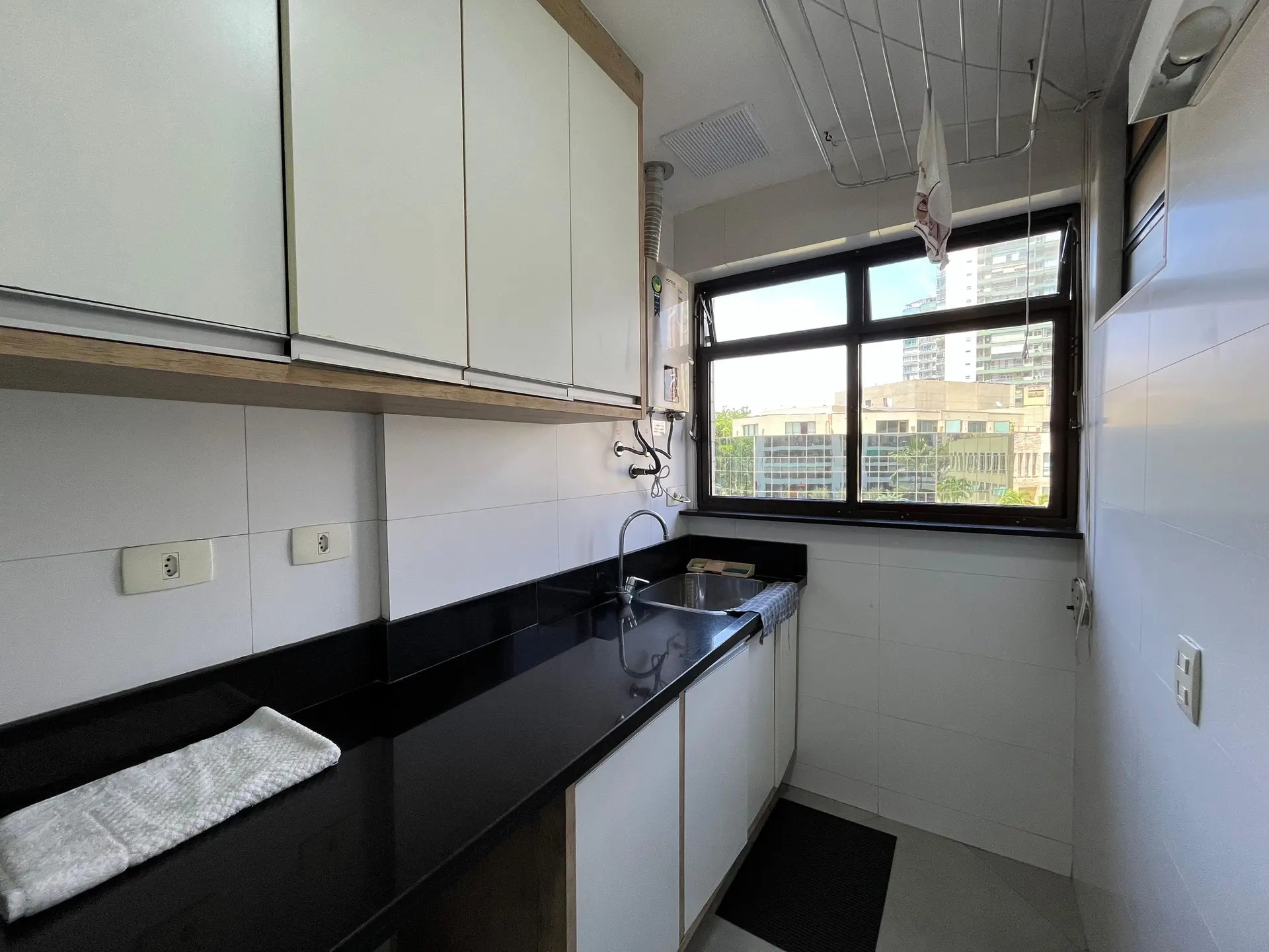 2-bedroom apartment with a glass-enclosed balcony — photo 7