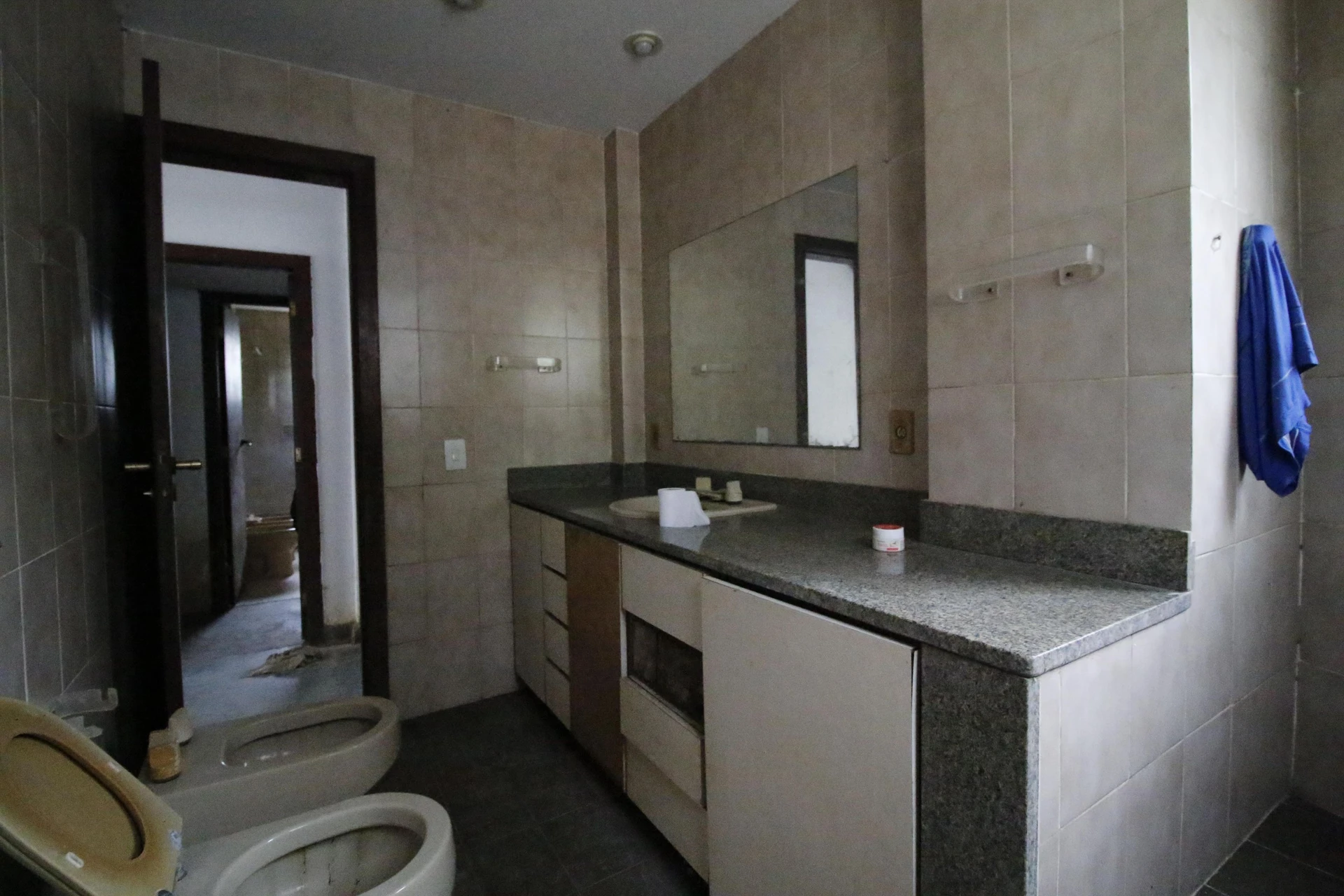 500 m² house with floor-to-ceiling windows and a bathtub — photo 74